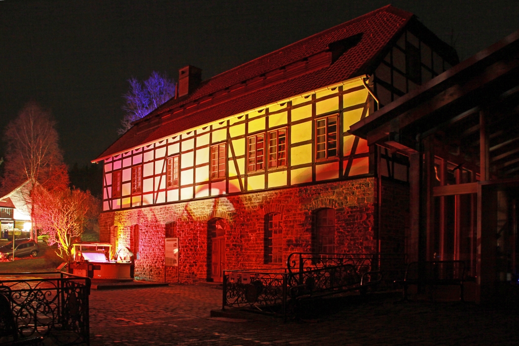 Das Gebäude der Papiermühle im Farbenspiel.JPG